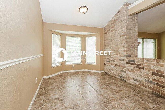 Building Photo - 4 Bedroom Pet-Friendly Home in Houston, TX with Main Street Renewal