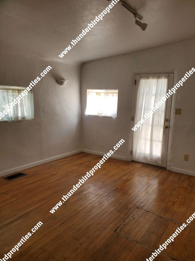 Building Photo - Charming 2 bedroom, 1 bathroom in Wells Park!