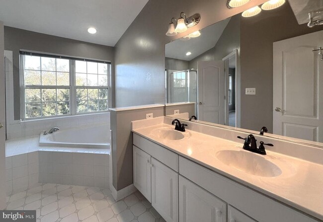 Building Photo - 13611 Acorn Hunt Pl