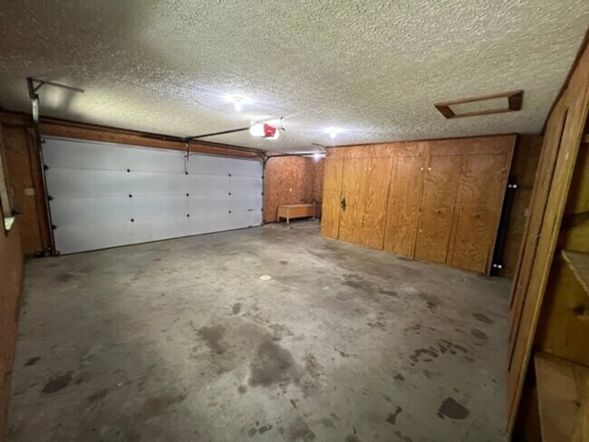 Building Photo - Single Family Home Close to FLW