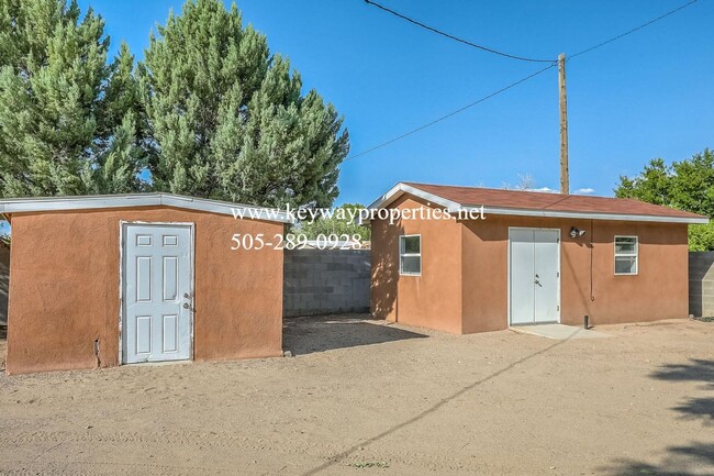 Building Photo - 3 bedroom home plus CASITA!