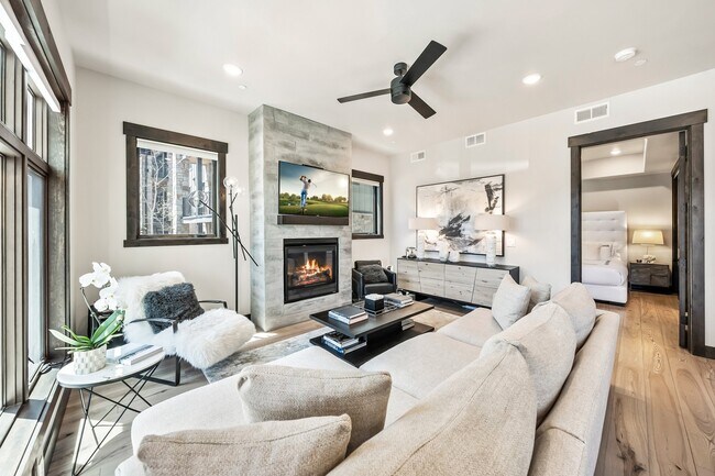 Building Photo - 3751 Blackstone Dr
