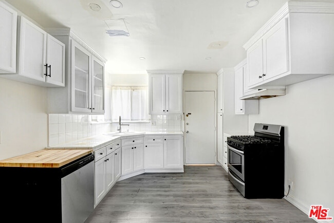 Building Photo - 830 Hill St