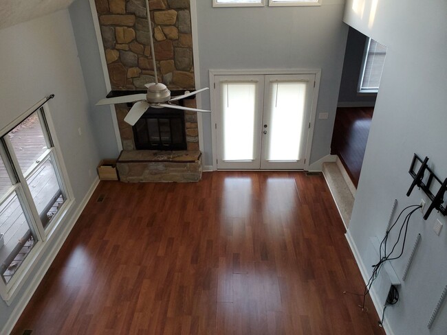 Building Photo - Beautiful contemporary home with high ceil...