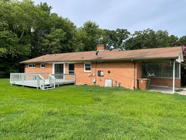 Building Photo - 3 BED, 2 BATH HOME LOCATED IN GREENSBORO