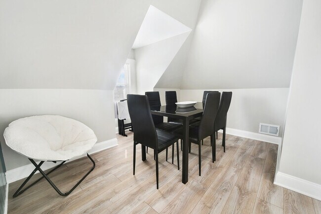 Building Photo - 444 Oneida St