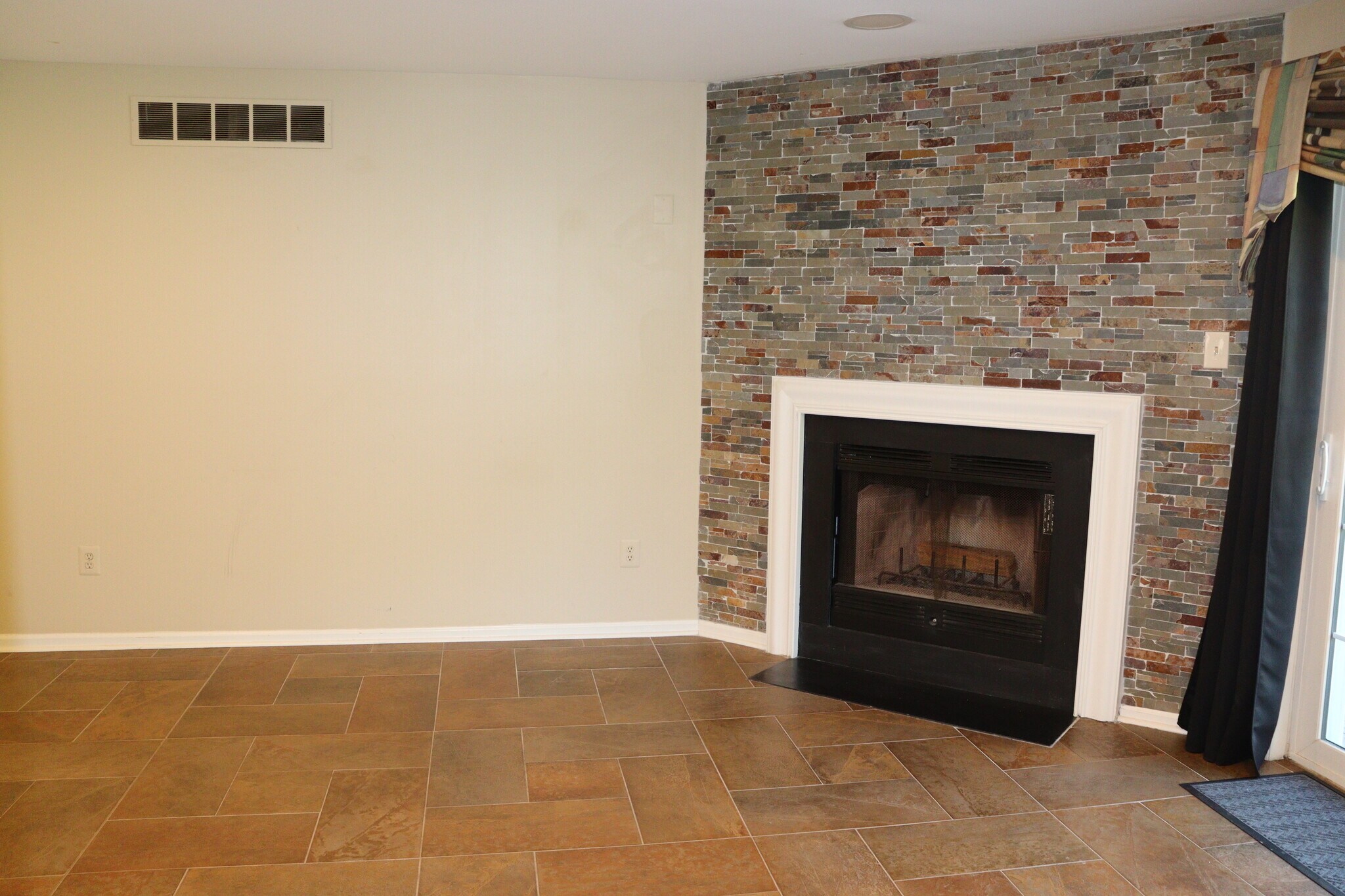 Building Photo - 323 Country Club Dr