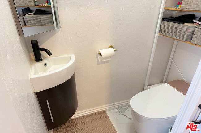 Building Photo - 1245 N Orchard Dr