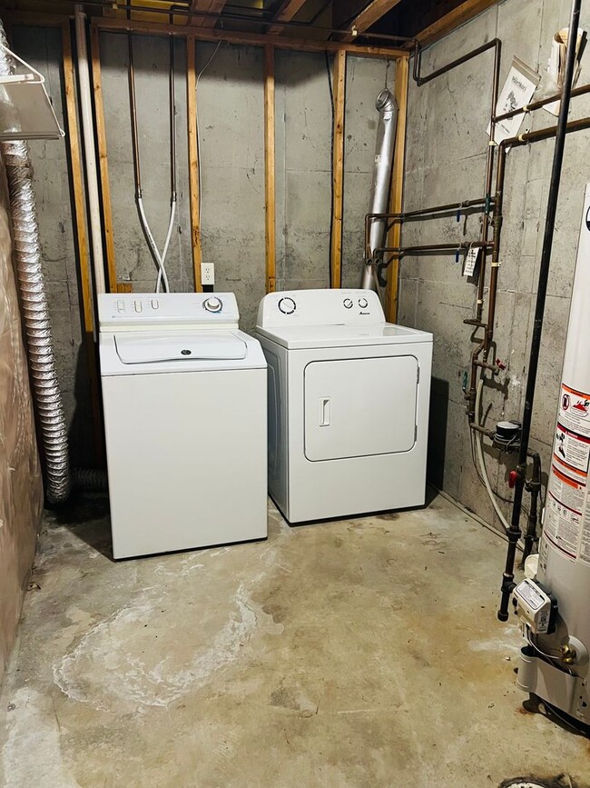 Building Photo - RENOVATED 4 bed 3.5 bath Duplex - Availabl...