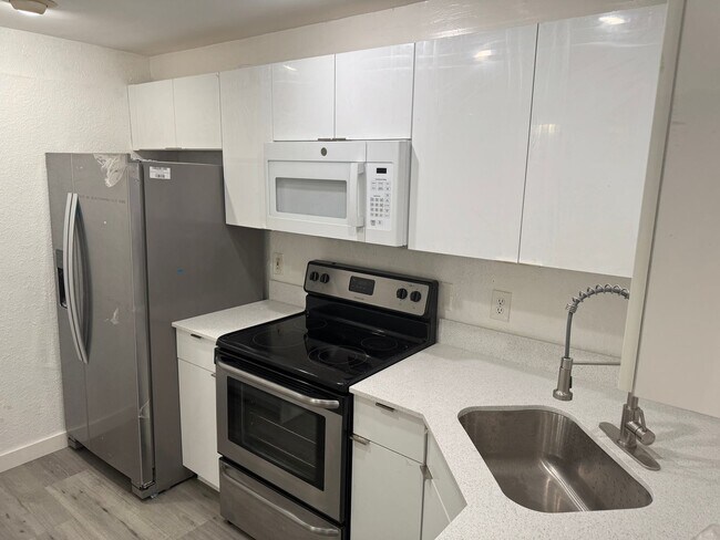Building Photo - AVAILABLE 8/1/26 For Rent 2BD/2.5BA FULLY RENOVATED Unit- $2,400