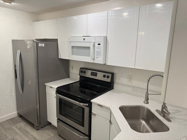 Building Photo - AVAILABLE NOW For Rent 2BD/2.5BA FULLY REN...