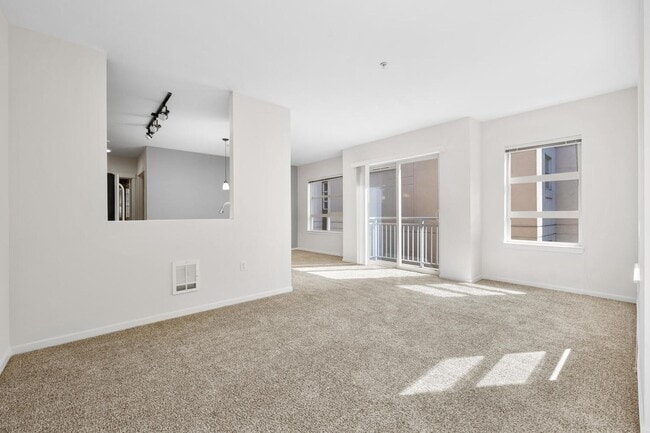 Building Photo - Beautiful 2 Bed 1.75 Bath Condo in Downtow...