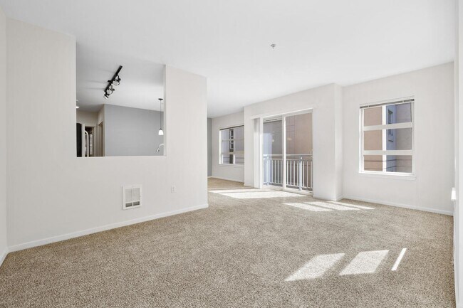 Building Photo - Beautiful 2 Bed 1.75 Bath Condo in Downtown Bellevue