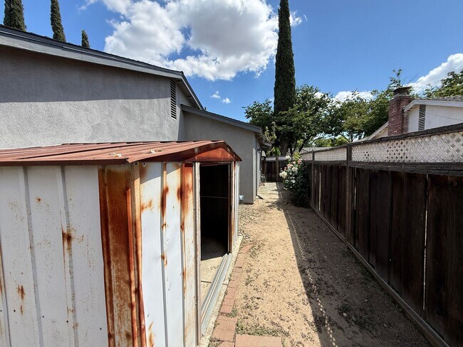 Building Photo - Updated single story near shopping and fre...