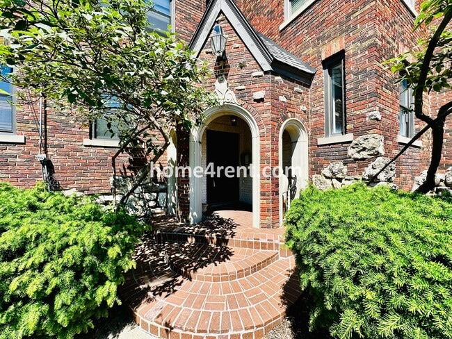 Building Photo - Luxury Condo Living Near the Country Club ...