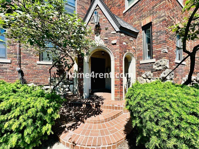 Building Photo - Luxury Condo Living Near the Country Club Plaza!