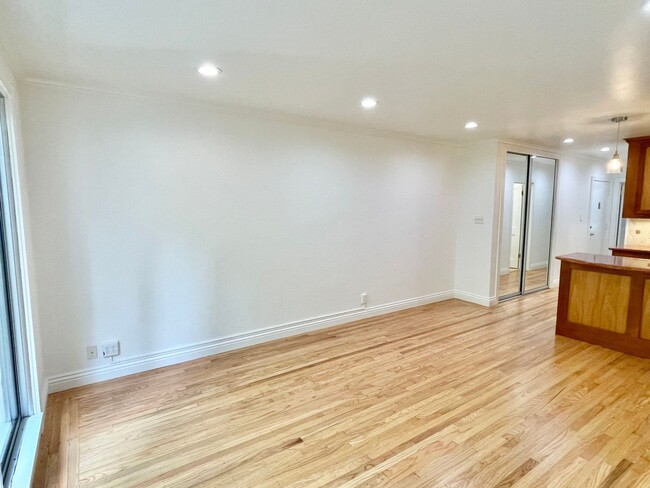 Building Photo - Prime Nob Hill Remodeled Condo, Private Ba...