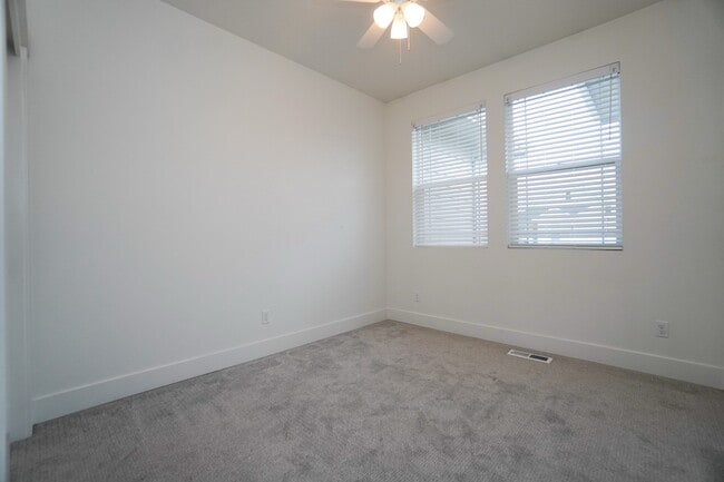 Building Photo - 5967 W Daphne Dr