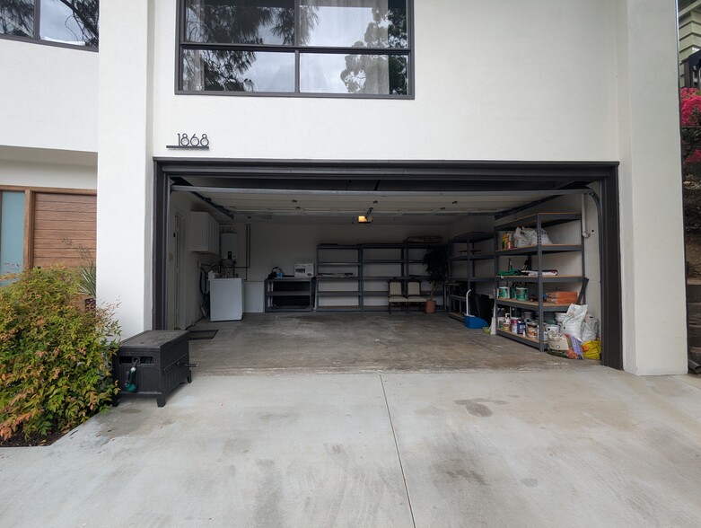 Two car garage - 1868 Kaweah Dr