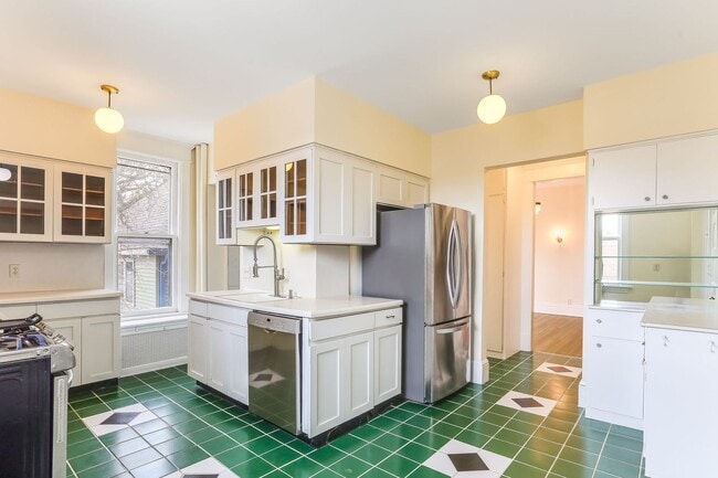 Building Photo - Stunning oversized 2 Bed/2Bath Condo in Cr...