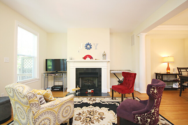 Building Photo - Light-filled Glenwood Station Townhome