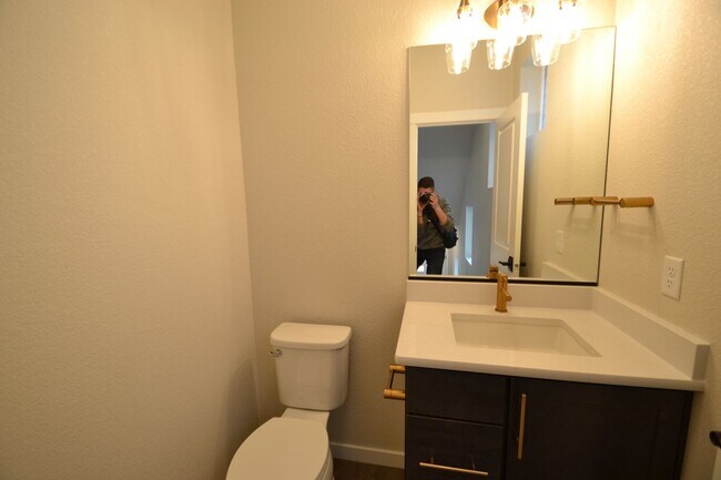 Building Photo - 2 Bedroom Home with VIEWS of the Mountains