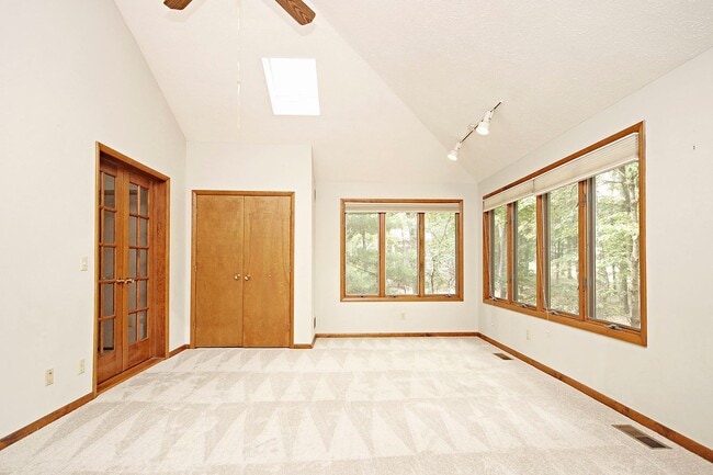 Building Photo - One-Level Living in Gated Lake Monticello