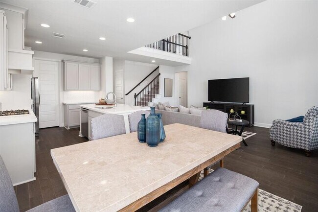 Building Photo - 9600 Acorn Ln