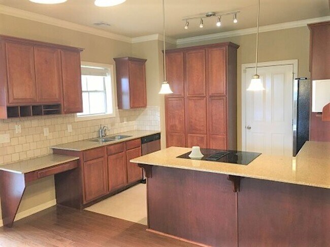 Building Photo - BEAUTIFUL HOME IN GREAT LOCATION!