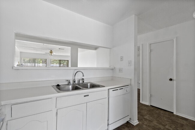 Building Photo - 3923 Old Oaks Dr