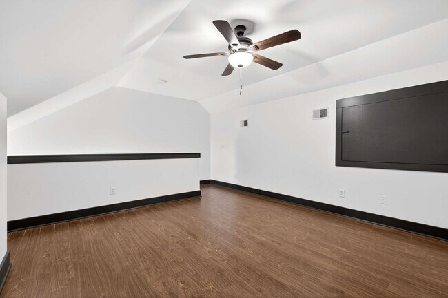 Building Photo - Great Location!