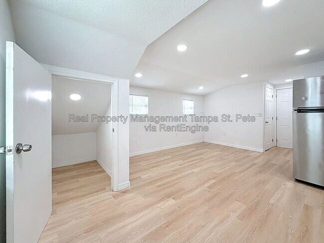 Building Photo - 618 17th Ave S