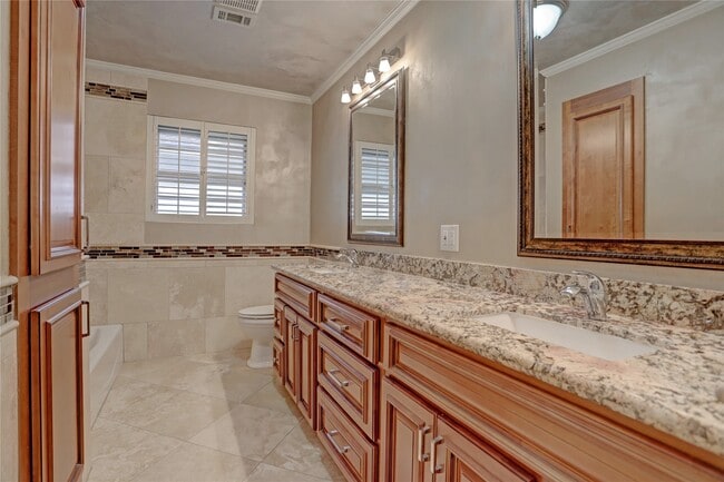 Building Photo - 9917 Cedardale Dr