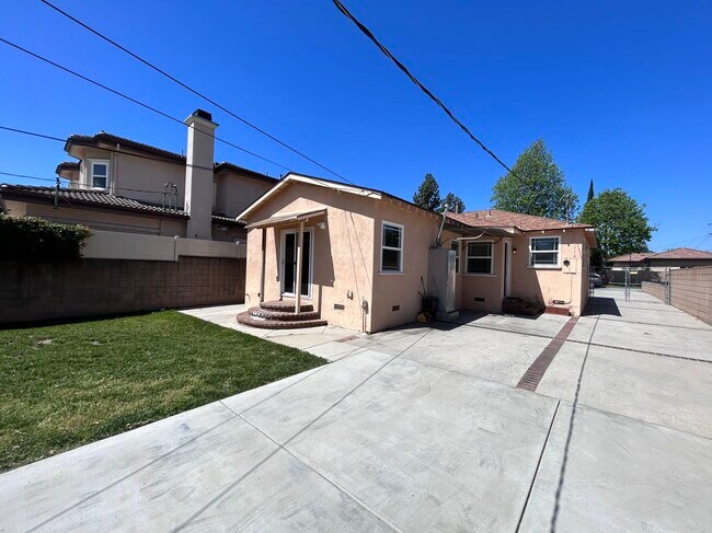Building Photo - 5452 Loma Ave