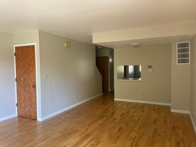 Building Photo - 2 Bed/1.5 Bath Condo Close to UIHC!