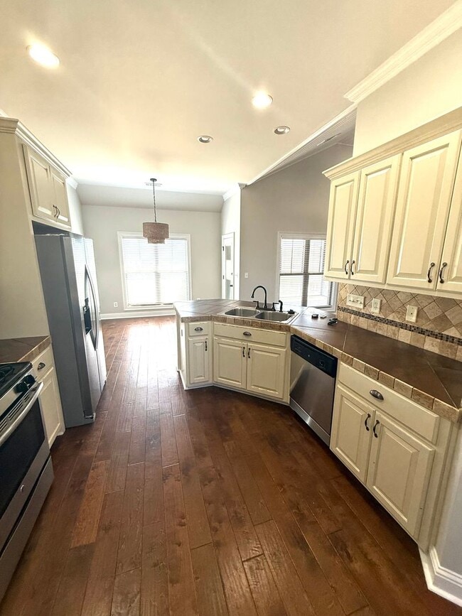 Building Photo - ** 4 bed 2 bath located in Wetumpka ** Cal...