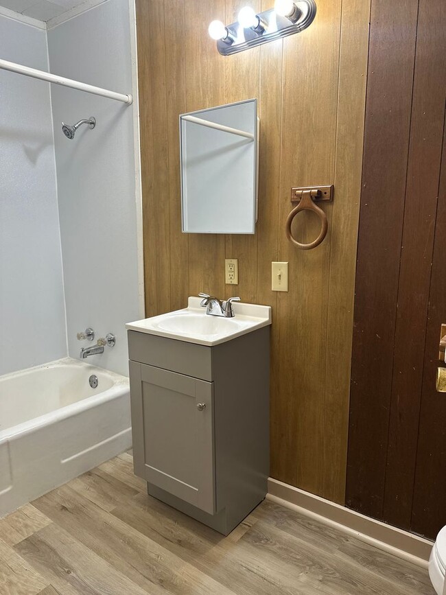 Building Photo - Available Now! 3-Bed, 1-Bath Central Springdale Home with Fenced-In Yard