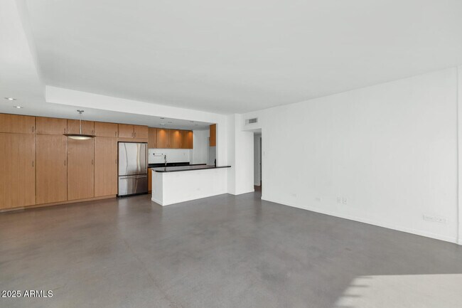 Building Photo - 207 W Clarendon Ave