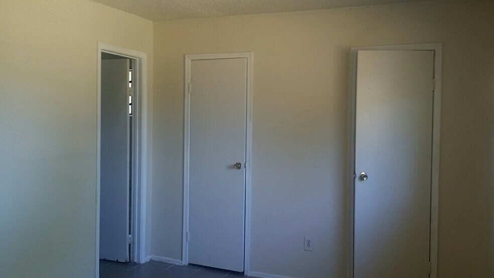 Building Photo - 12710 Redfern Dr