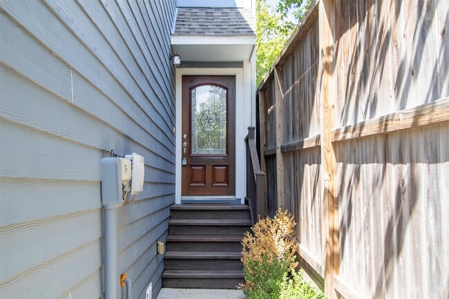 Building Photo - 1221 W 23rd St