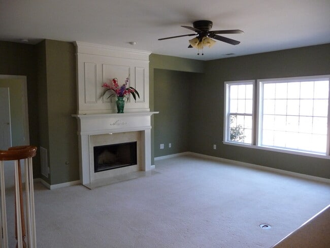 Building Photo - Executive Home!