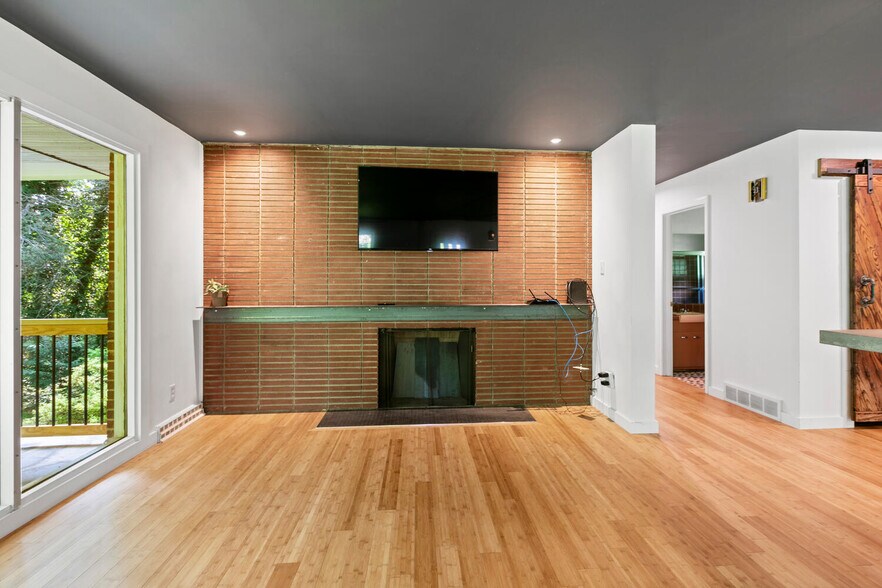 Building Photo - 68 Wilshire Dr