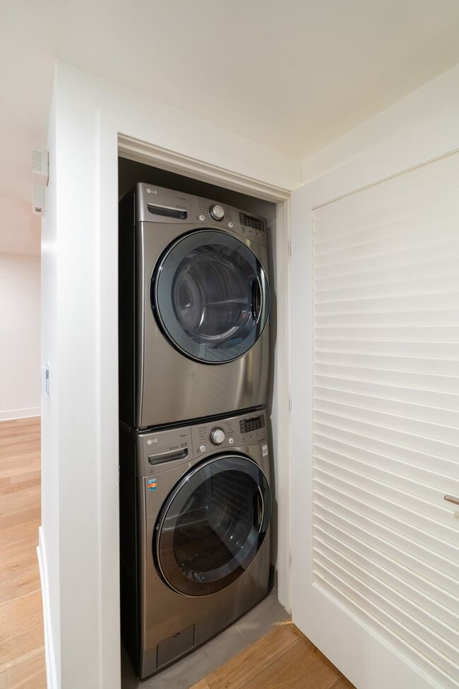 Building Photo - Stunning 3 Bedroom/ 3 Bathroom $5,900/mo.