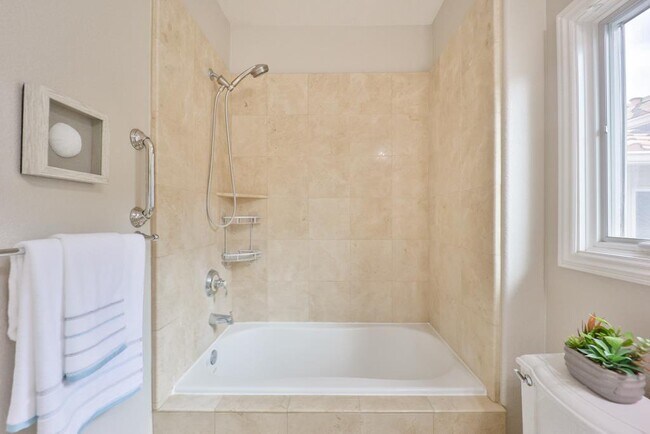 Building Photo - 492 Tyndall St