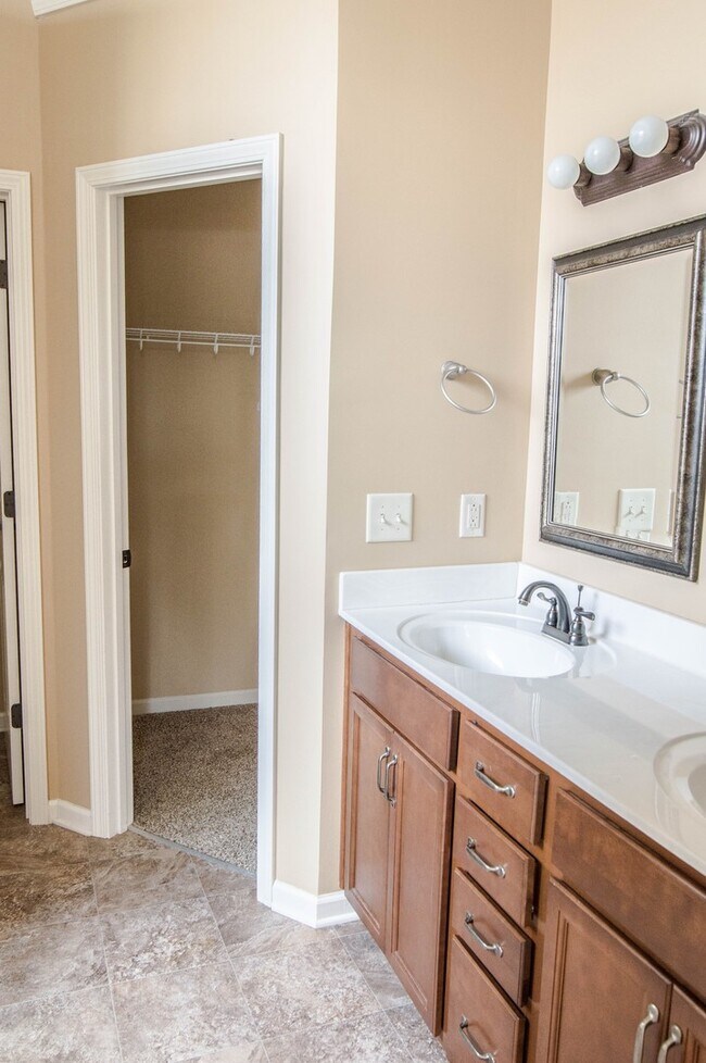 Building Photo - Pet Friendly Three Bedroom!
