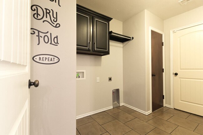Building Photo - Lakeside Retreat - Newly Remodeled 3-Bedro...