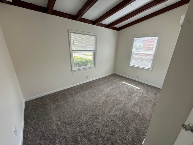 Building Photo - 211 Rugby Rd