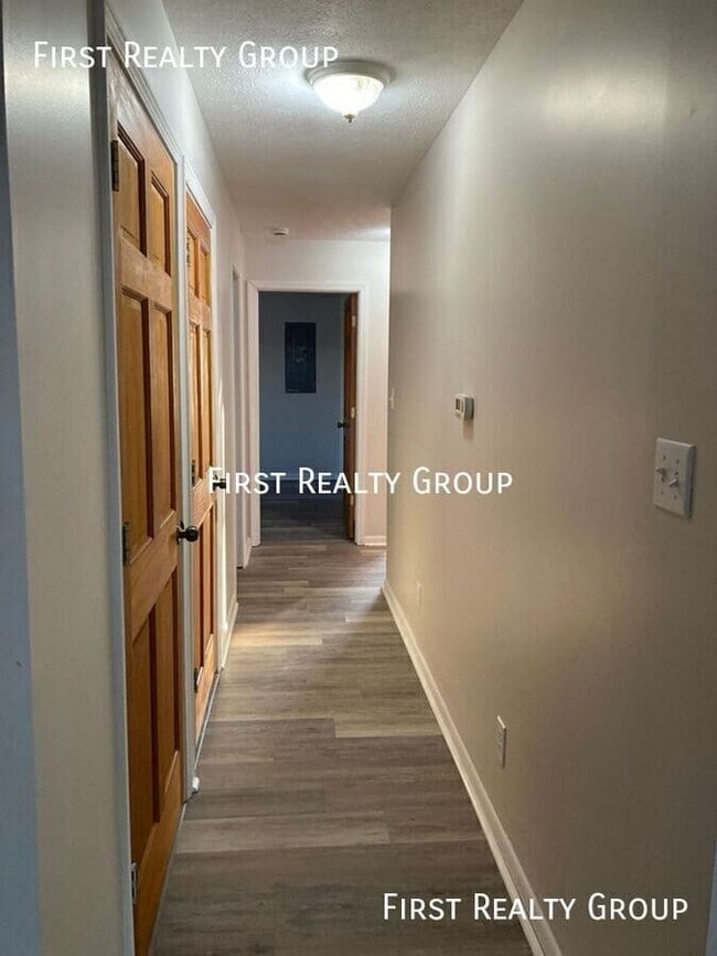 Building Photo - 904 Forest Ave