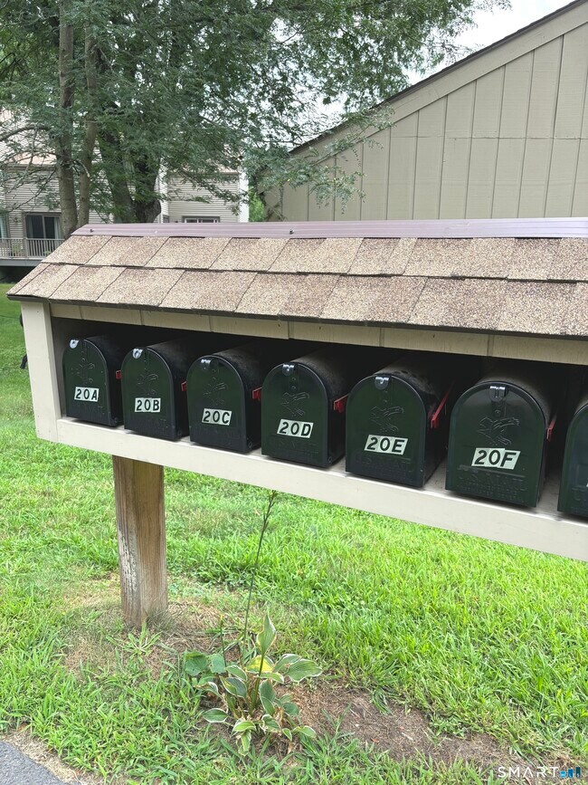 Building Photo - 20 Greenbriar Dr