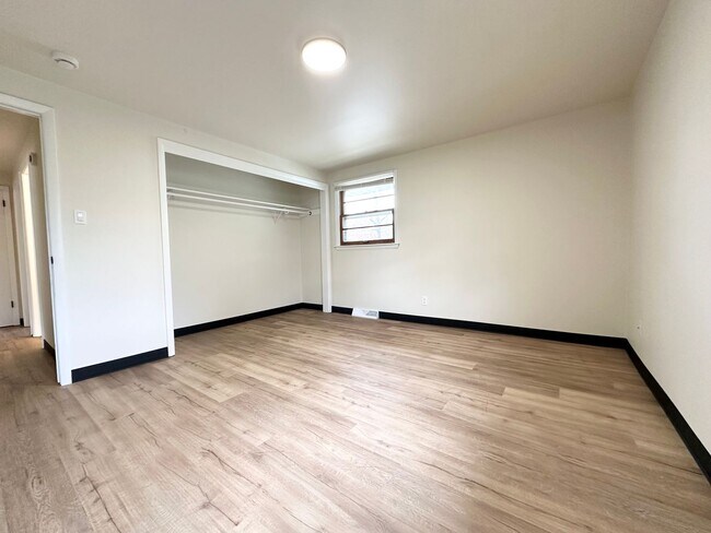 Building Photo - 490 St Bernard Dr